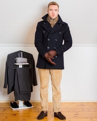 Dunkelbraune Lederhandschuhe kombinieren – 411 Herren Outfits: Eine dunkelblaue Cabanjacke und dunkelbraune Lederhandschuhe sind eine perfekte Wochenend-Kombination. Fühlen Sie sich ideenreich? Ergänzen Sie Ihr Outfit mit dunkelbraunen Wildleder Slippern.