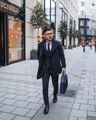Dunkelblaue Krawatte kombinieren – 500+ Herren Outfits: Kombinieren Sie eine dunkelblaue Cabanjacke mit einer dunkelblauen Krawatte, um vor Klasse und Perfektion zu strotzen. Schwarze Leder Oxford Schuhe sind eine kluge Wahl, um dieses Outfit zu vervollständigen.