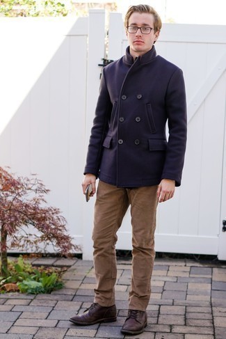 Dunkelblaue Cabanjacke kombinieren – 147 Smart-Casual Herren Outfits: Tragen Sie eine dunkelblaue Cabanjacke und braunen Jeans, wenn Sie einen gepflegten und stylischen Look wollen. Eine dunkelrote Lederfreizeitstiefel sind eine kluge Wahl, um dieses Outfit zu vervollständigen.