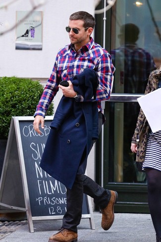 Bradley Cooper trägt dunkelblaue Cabanjacke, weißes und rotes und dunkelblaues Langarmhemd mit Schottenmuster, schwarze Jeans, braune Wildleder Derby Schuhe