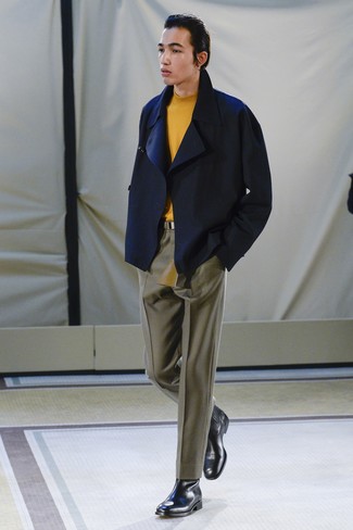 20 Jährige: Gelben Pullover kombinieren – 5 Elegante Herren Outfits warm Wetter: Tragen Sie einen gelben Pullover und eine olivgrüne Anzughose, um vor Klasse und Perfektion zu strotzen. Fühlen Sie sich mutig? Ergänzen Sie Ihr Outfit mit schwarzen Chelsea Boots aus Leder.