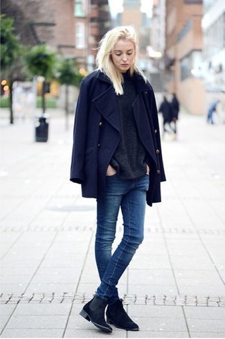dunkelblaue Cabanjacke, schwarzer Rollkragenpullover, dunkelblaue enge Jeans, dunkelblaue Chelsea-Stiefel aus Wildleder für Damen