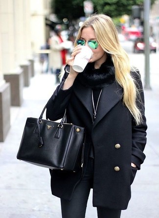 Schwarzen Schal kombinieren – 53 Smart-Casual Damen Outfits kalt Wetter: Wenn Sie einen lässigen Look erzeugen möchten, macht diese Kombi aus einer schwarzen Cabanjacke und einem schwarzen Schal Sinn.