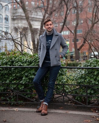 Graue Cabanjacke kombinieren – 91 Herren Outfits: Paaren Sie eine graue Cabanjacke mit dunkelblauen Jeans, wenn Sie einen gepflegten und stylischen Look wollen. Komplettieren Sie Ihr Outfit mit einer braunen Lederfreizeitstiefeln.