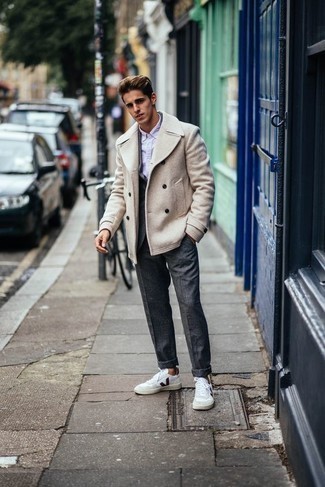 Beigen Überzug kombinieren – 500+ Herren Outfits: Entscheiden Sie sich für einen beigen Überzug und einen grauen Anzug für einen stilvollen, eleganten Look. Weiße und rote Segeltuch niedrige Sneakers sind eine gute Wahl, um dieses Outfit zu vervollständigen.