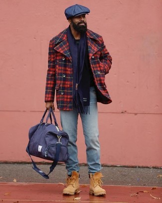 Dunkelblaue Segeltuch Reisetasche kombinieren – 28 Herren Outfits: Kombinieren Sie eine rote und dunkelblaue Cabanjacke mit Schottenmuster mit einer dunkelblauen Segeltuch Reisetasche für einen entspannten Wochenend-Look. Beige Wildlederarbeitsstiefel sind eine kluge Wahl, um dieses Outfit zu vervollständigen.