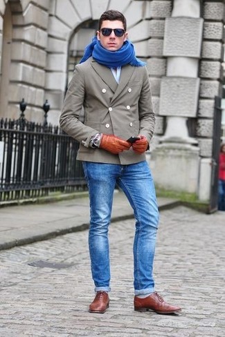 graue Cabanjacke, hellblaues Langarmhemd, blaue Jeans, braune Leder Oxford Schuhe für Herren