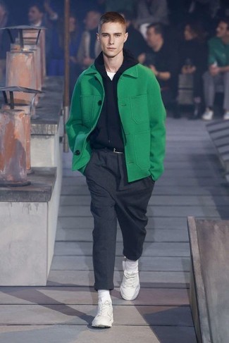 grüne Cabanjacke, schwarzer Pullover mit einem Kapuze, weißes T-Shirt mit einem Rundhalsausschnitt, dunkelgraue Wollanzughose für Herren