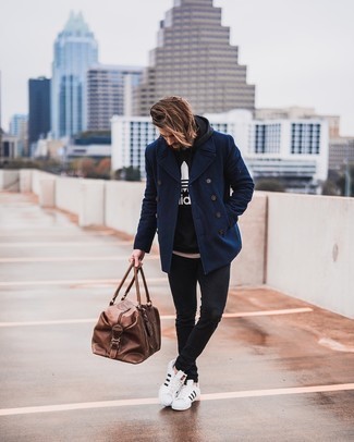 Braune Leder Sporttasche kombinieren – 154 Herren Outfits: Für ein bequemes Couch-Outfit, kombinieren Sie eine dunkelblaue Cabanjacke mit einer braunen Leder Sporttasche. Wählen Sie weißen und schwarzen Segeltuch niedrige Sneakers, um Ihr Modebewusstsein zu zeigen.