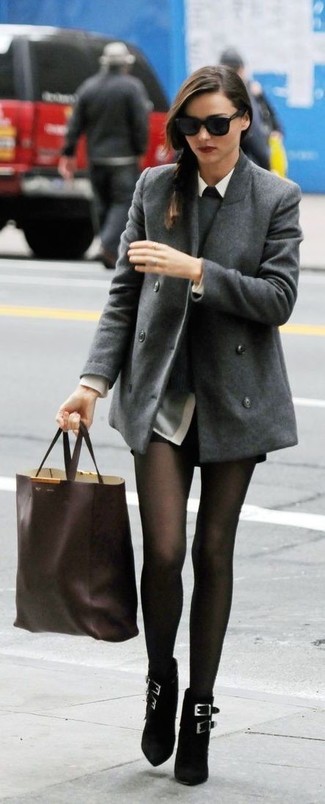 Miranda Kerr trägt graue Cabanjacke, grauer Pullover mit einem Rundhalsausschnitt, graues Businesshemd, schwarze Ledershorts