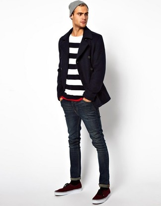 dunkelblaue Cabanjacke, weißer und dunkelblauer horizontal gestreifter Pullover mit einem Rundhalsausschnitt, dunkelblaue enge Jeans, dunkelrote Leinenschuhe für Herren