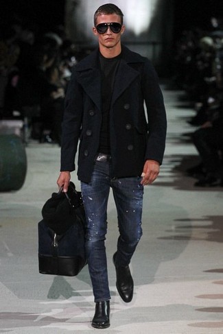 schwarze Cabanjacke, schwarzer Pullover mit einem Rundhalsausschnitt, dunkelblaue Jeans, schwarze Chelsea-Stiefel aus Leder für Herren