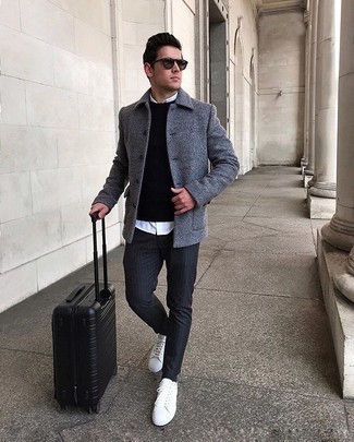 Schwarzen Koffer kombinieren – 80 Herren Outfits: Eine graue Cabanjacke und ein schwarzer Koffer sind eine perfekte Outfit-Formel für Ihre Sammlung. Fügen Sie weißen Segeltuch niedrige Sneakers für ein unmittelbares Style-Upgrade zu Ihrem Look hinzu.