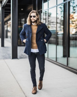 30 Jährige: Welche enge Jeans mit dunkelblauer Cabanjacke zu tragen – 14 Herren Outfits: Die Vielseitigkeit von einer dunkelblauen Cabanjacke und engen Jeans machen sie zu einer lohnenswerten Investition. Eine braune Wildlederfreizeitstiefel sind eine einfache Möglichkeit, Ihren Look aufzuwerten.
