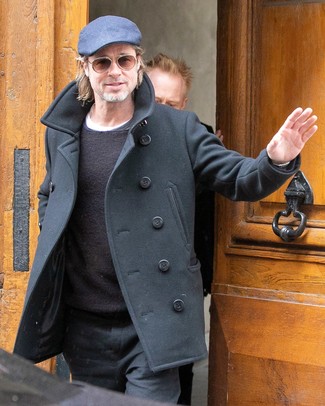 Brad Pitt trägt schwarze Cabanjacke, schwarzer Pullover mit einem Rundhalsausschnitt, weißes T-Shirt mit einem Rundhalsausschnitt, schwarze Chinohose