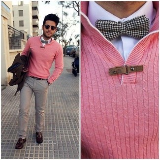 Rosa Pullover mit einem Schalkragen kombinieren – 1 Herren Outfits: Kombinieren Sie einen rosa Pullover mit einem Schalkragen mit einer grauen Chinohose für Ihren Bürojob. Setzen Sie bei den Schuhen auf die klassische Variante mit dunkelbraunen Leder Slippern.