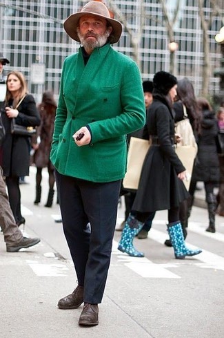 Schwarze Anzughose kombinieren – 500+ Elegante Herren Outfits warm Wetter: Tragen Sie eine grüne Cabanjacke und eine schwarze Anzughose für eine klassischen und verfeinerte Silhouette. Dunkelbraune Leder Derby Schuhe leihen Originalität zu einem klassischen Look.