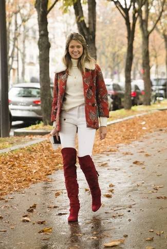 Rote Overknee Stiefel aus Wildleder kombinieren – 26 Damen Outfits: Probieren Sie diese Kombi aus einer roten bedruckten Cabanjacke und weißen engen Jeans, um einen ultralässigen aber stilsicheren Look zu erzeugen. Putzen Sie Ihr Outfit mit roten Overknee Stiefeln aus Wildleder.