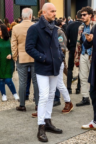 Dunkelblaue Cabanjacke kombinieren – 147 Smart-Casual Herren Outfits: Kombinieren Sie eine dunkelblaue Cabanjacke mit weißen Jeans, um einen modischen Freizeitlook zu kreieren. Eine dunkelbraune Lederfreizeitstiefel sind eine perfekte Wahl, um dieses Outfit zu vervollständigen.