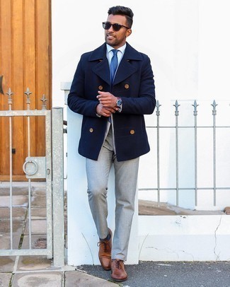 Braune Leder Oxford Schuhe kombinieren – 500+ Herren Outfits: Kombinieren Sie eine dunkelblaue Cabanjacke mit einer grauen Chinohose, wenn Sie einen gepflegten und stylischen Look wollen. Wählen Sie braunen Leder Oxford Schuhe, um Ihr Modebewusstsein zu zeigen.