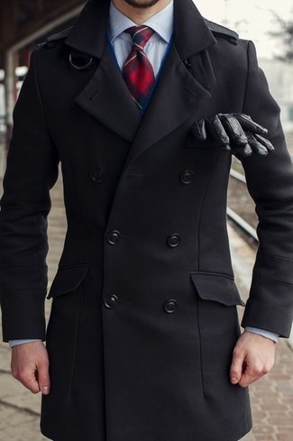 Rote und dunkelblaue Krawatte mit Schottenmuster kombinieren – 33 Herren Outfits: Entscheiden Sie sich für eine schwarze Cabanjacke und eine rote und dunkelblaue Krawatte mit Schottenmuster für eine klassischen und verfeinerte Silhouette.