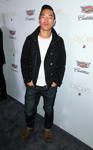 Leonardo Nam trägt schwarze Cabanjacke, weißes T-Shirt mit einem Rundhalsausschnitt, dunkelblaue Jeans, braune Chelsea-Stiefel aus Wildleder