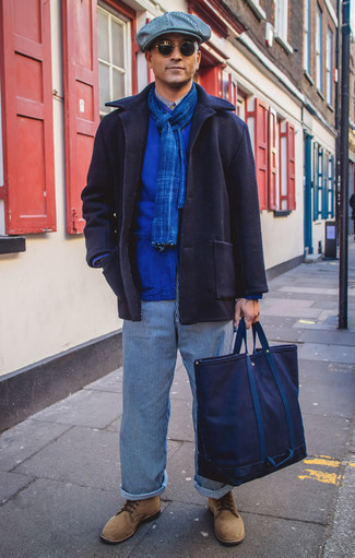 Dunkelblauen Schal mit Schottenmuster kombinieren – 74 Herren Outfits: Paaren Sie eine dunkelblaue Cabanjacke mit einem dunkelblauen Schal mit Schottenmuster für einen entspannten Wochenend-Look. Entscheiden Sie sich für eine beige Wildlederfreizeitstiefel, um Ihr Modebewusstsein zu zeigen.