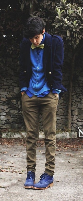 Braune Chinohose kombinieren – 273 Herren Outfits kalt Wetter: Kombinieren Sie eine dunkelblaue Cabanjacke mit einer braunen Chinohose, wenn Sie einen gepflegten und stylischen Look wollen. Komplettieren Sie Ihr Outfit mit blauen Brogue Stiefeln aus Wildleder.