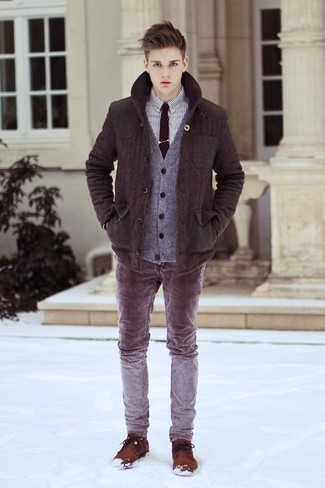 Graue Strickjacke kombinieren – 105 Herren Outfits kühl Wetter: Kombinieren Sie eine graue Strickjacke mit dunkelbraunen Samtjeans für einen bequemen Alltags-Look. Fühlen Sie sich ideenreich? Ergänzen Sie Ihr Outfit mit braunen Leder Derby Schuhen.