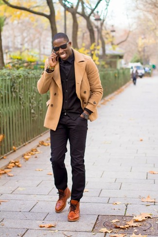 Beige Cabanjacke kombinieren – 46 Herren Outfits: Entscheiden Sie sich für eine beige Cabanjacke und schwarzen Jeans, wenn Sie einen gepflegten und stylischen Look wollen. Braune Brogue Stiefel aus Leder sind eine gute Wahl, um dieses Outfit zu vervollständigen.