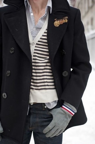 schwarze Cabanjacke, weiße und schwarze horizontal gestreifte Strickjacke, graues Langarmhemd, dunkelblaue Jeans für Herren