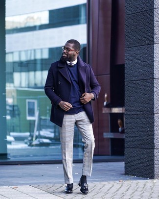 Schwarze Leder Slipper mit Quasten kombinieren – 1094+ Herren Outfits: Kombinieren Sie eine violette Cabanjacke mit einer grauen Anzughose mit Schottenmuster für eine klassischen und verfeinerte Silhouette. Vervollständigen Sie Ihr Look mit schwarzen Leder Slippern mit Quasten.