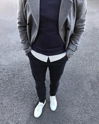 Dunkelblaues Sweatshirts kombinieren – 210 Herren Outfits: Kombinieren Sie ein dunkelblaues Sweatshirts mit einer schwarzen Chinohose für einen bequemen Alltags-Look. Weiße Segeltuch niedrige Sneakers sind eine gute Wahl, um dieses Outfit zu vervollständigen.