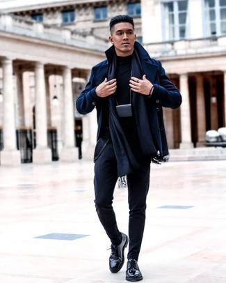 Dunkelblauen Schal kombinieren – 500+ Herren Outfits: Eine dunkelblaue Cabanjacke und ein dunkelblauer Schal sind eine kluge Outfit-Formel für Ihre Sammlung. Fühlen Sie sich mutig? Entscheiden Sie sich für schwarzen Leder Derby Schuhe.