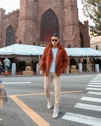 Braune Sonnenbrille kombinieren – 500+ Smart-Casual Herren Outfits kühl Wetter: Kombinieren Sie eine orange Cabanjacke mit einer braunen Sonnenbrille für einen entspannten Wochenend-Look. Fühlen Sie sich ideenreich? Entscheiden Sie sich für hellbeige Chelsea Boots aus Wildleder.