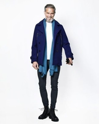 Blauen Schal kombinieren – 500+ Herren Outfits: Für ein bequemes Couch-Outfit, erwägen Sie das Tragen von einer dunkelblauen Cabanjacke und einem blauen Schal. Ergänzen Sie Ihr Outfit mit einer schwarzen Lederfreizeitstiefeln, um Ihr Modebewusstsein zu zeigen.