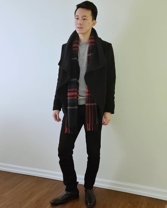 Smart-Casual kalt Wetter Outfits Herren 2024: Kombinieren Sie eine schwarze Cabanjacke mit schwarzen Jeans, um einen eleganten, aber nicht zu festlichen Look zu kreieren. Dunkelbraune Chelsea Boots aus Leder putzen umgehend selbst den bequemsten Look heraus.