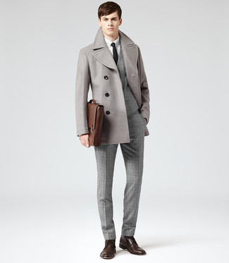 Dunkelbraune Lederformelle stiefel kombinieren – 77 Herren Outfits: Kombinieren Sie eine graue Cabanjacke mit einer grauen Anzughose mit Schottenmuster für einen stilvollen, eleganten Look. Dieses Outfit passt hervorragend zusammen mit dunkelbraunen Lederformellen stiefeln.