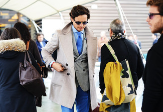 Beige Cabanjacke kombinieren – 46 Herren Outfits: Kombinieren Sie eine beige Cabanjacke mit einer blauen Anzughose, um vor Klasse und Perfektion zu strotzen.