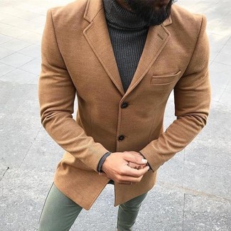 30 Jährige: Welche Mäntel mit dunkelgrüner Chinohose zu tragen – 49 Herbst Herren Outfits: Kombinieren Sie einen Mantel mit einer dunkelgrünen Chinohose für Ihren Bürojob. Ein stylisches Herbst-Outfit.