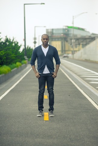 Welche enge Jeans mit dunkelgrauer Strickjacke zu tragen – 36 Herren Outfits