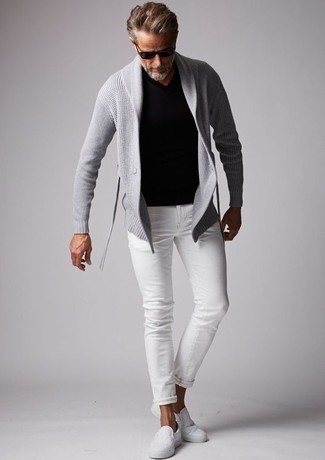 Wie dunkelgraue Strickjacke mit weißer Slip-On Sneakers zu kombinieren – 2 Herren Outfits