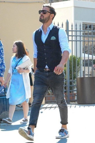 Welche Westen mit dunkelgrauer Jeans zu tragen – 19 Herren Outfits