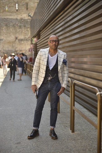 Welche Westen mit dunkelgrauer Jeans zu tragen – 19 Herren Outfits