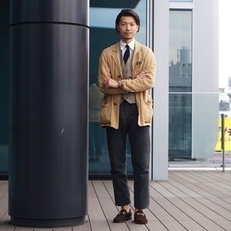 Welche Westen mit dunkelgrauer Jeans zu tragen – 19 Herren Outfits
