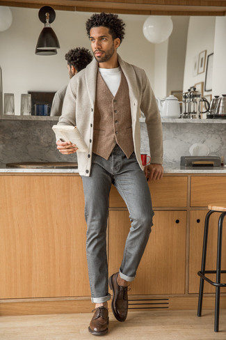 Welche Westen mit dunkelgrauer Jeans zu tragen – 19 Herren Outfits