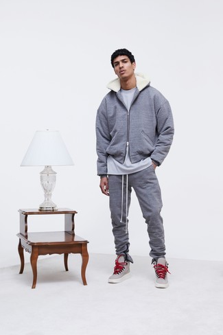 Dunkelgraue hohe Sneakers aus Leder kombinieren – 25 Herren Outfits