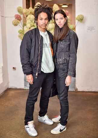 Dunkelgraue hohe Sneakers aus Leder kombinieren – 25 Herren Outfits