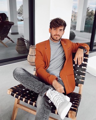 Dunkelgraue hohe Sneakers aus Leder kombinieren – 25 Herren Outfits