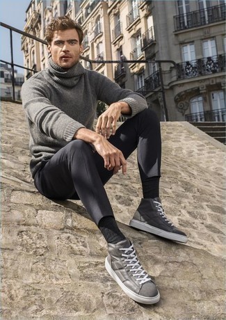 Dunkelgraue hohe Sneakers aus Leder kombinieren – 25 Herren Outfits